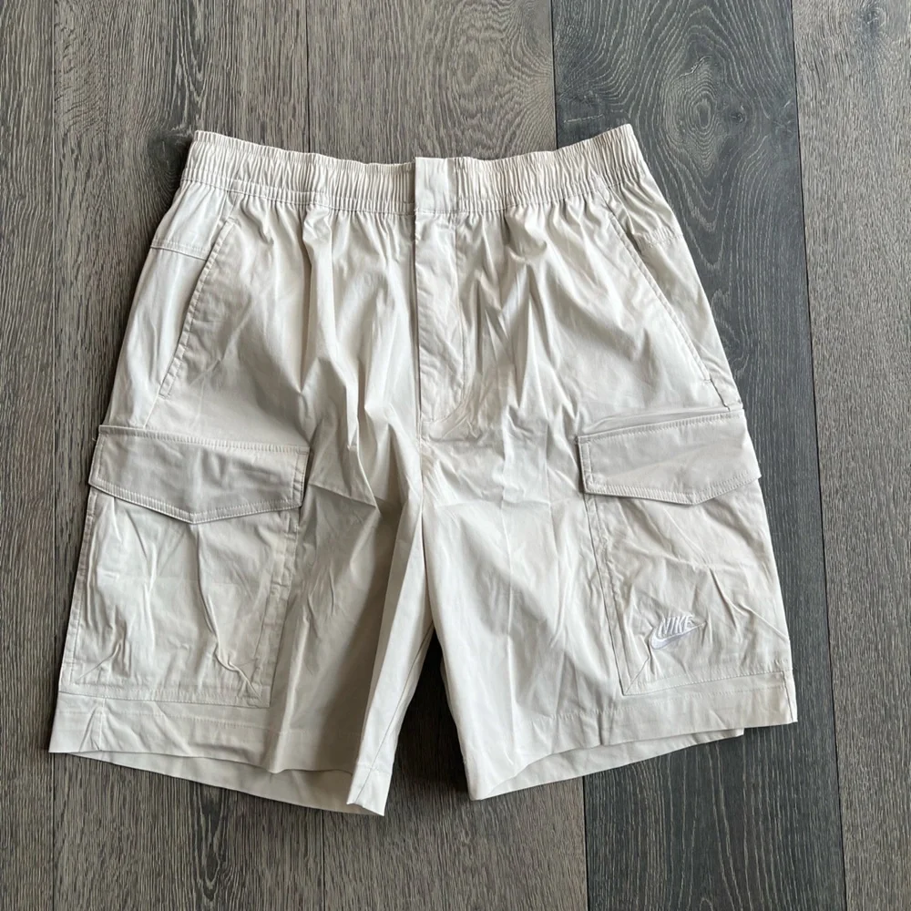 Nike Knee-Length Cargo Shorts in Bone Size Medium